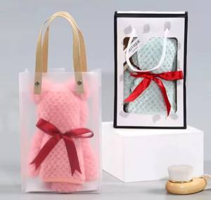 Ensembles de cadeaux ours mignon velours <span class=keywords><strong>corail</strong></span> super doux de luxe étiquette de logo bon marché ensemble de serviettes de bain pour le visage <span class=keywords><strong>sac</strong></span> à <span class=keywords><strong>main</strong></span> cadeau d'invité de mariage serviettes ours - Product Image 4