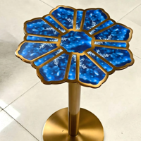 Table d'appoint de luxe en résine époxy bleue en forme de flocon de neige, avec cadre en acier inoxydable brossé doré, pour la décoration de hôtels, villas et salons.
