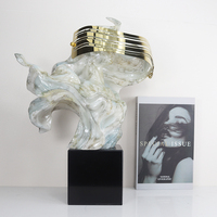 Sculpture de déesse de la victoire abstraite en résine, base en marbre blanc doré, décoration moderne de luxe pour la maison, statue d'art de table, salon