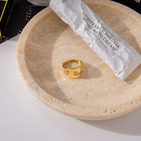Eleganter anmutiger Perlen ring 18 Karat vergoldeter Edelstahl Unregelmäßiger, breit welliger, eingelegter Glasperlen ring