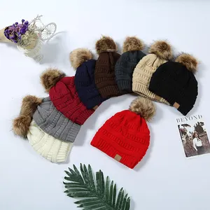 Logo personalizzato all'ingrosso uomo e donna unisex adulto di inverno lavorato a maglia cappello di pelliccia pom pom knit beanie