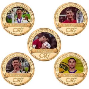 Buen Stock: Moneda Conmemorativa con Impresión UV de Oro, con Estrellas del Fútbol Messi, C. Ronaldo, Neymar, Beckham y Temática de Logo Artístico - Product Image 2
