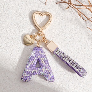 Portachiavi all'ingrosso con ciondolo a forma di lettera A-Z, interamente tempestato di strass, scintillante e colorato, in pelle bianca con strass. - Product Image 3