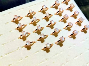 ขายส่งธรรมชาติเรียบเสน่ห์พลอยรูปไข่สีฟ้ามูนสโตนกุหลาบทอง925แหวนเงิน - Product Image 2