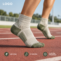 Chaussettes de course vert olive respirantes avec maille ventilée, gestion de l'humidité, maintien du talon, bout plat et coussinets ciblés
