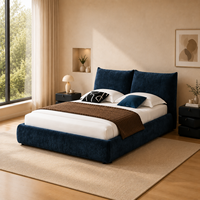 Lit plateforme moderne écologique en tissu bleu avec cadre en bois, tête de lit moelleuse et table de chevet