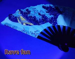 Éventail pliant UV phosphorescent avec baleines en bambou, housse en tissu et technique de peinture – Cadeau d'affaires - Product Image 3