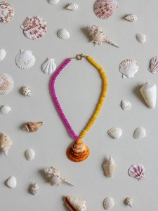 Collana con Conchiglie Stile Mare, Perline di Vetro Azzurre e Ciondolo con Perla Barocca Fatta a Mano, Gioiello Estivo Oceanico per Donne Stile Boho - Product Image 1