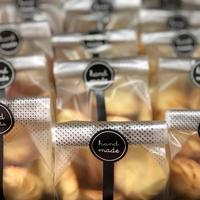 Sacs à collation transparents en papier verre avec autocollants, parfaits pour l'emballage du pain, des biscuits et des gâteaux.