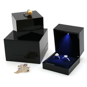 Boîte de rangement personnalisable par le fabricant pour bijoux haut de gamme avec éclairage LED, pour bagues de mariage, pendentifs, bracelets et joncs, emballage en gros - Product Image 6