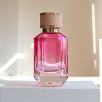Vente en gros de flacons de parfum vides en verre de haute qualité, design irrégulier, 30 ml, 50 ml, 100 ml, personnalisés, sérigraphiés, avec bouchon rose