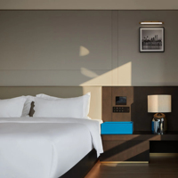 Ensemble de lit king-size américain moderne de luxe avec tête de lit et tables de chevet pour hôtels 5 étoiles, fabriqué en bois, mobilier de chambre d'hôtel