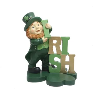 Kerajinan Resin kustom patung Gnome hijau musiman St. Hari Patrick Irlandia patung kecil Leprechaun tanda meja