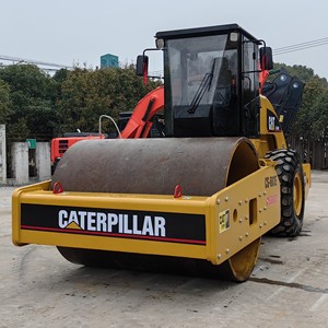 Compacteur vibrant d'occasion CAT CS683E à tambour unique, force d'excitation 320 kN, pour la construction routière - Product Image 1