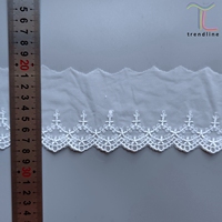 Croix liturgique brodée de couleur blanche en dentelle maillée pour vêtement ecclésiastique