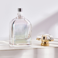 Flacon de parfum haut de gamme 50 ml, design classique carré, vide, avec couvercle, en vente.