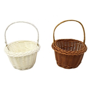 Cesto portaoggetti in rattan all'ingrosso per decorazione, mini cesto regalo per bambini, cesto portafiori marrone <span class=keywords><strong>bianco</strong></span> in <span class=keywords><strong>vimini</strong></span> di plastica fatto a mano - Product Image 1