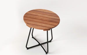 [BeNK] Ensemble de salon de jardin 3 pièces en osier comprenant deux fauteuils individuels en rotin PE et une table basse en acier thermolaqué avec plateau en bois d'acacia - Product Image 4