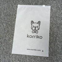 Sacs à fermeture éclair givrés avec logo personnalisé Sacs de vêtement en plastique mat avec fermeture éclair pour vêtements, chaussures, chaussettes, emballage
