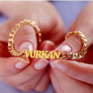 أساور مخصصة صغيرة من الفولاذ المقاوم للصدأ مع حروف أبجدية مطلية بالذهب، مجوهرات بشعار مخصص، أساور أنيقة بأسماء شخصية - Product Image 1