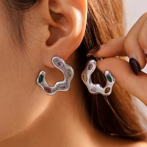 Pendientes de tuerca vintage premium para mujer, de acero inoxidable 316L galvanizado con circonita, estilo clásico irregular, joyería de nicho de segunda mano. - Product Image 3