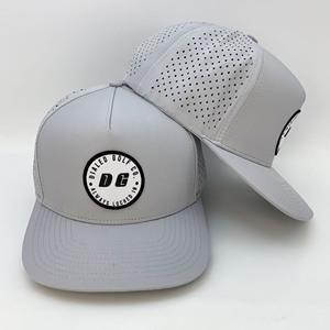 Casquettes de baseball OEM ODM pour l'extérieur, pare-soleil, style golf, 5 panneaux, avec patch tissé, visière légèrement incurvée, cordon et perforations découpées au laser - Product Image 3