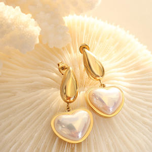 Orecchini pendenti a forma di cuore con conchiglia di vetro di lusso in acciaio inossidabile placcato oro 18 carati impermeabili per le donne - Product Image 1