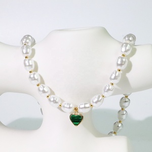 Collier pendentif en forme de cœur en coquille <span class=keywords><strong>d</strong></span>'émeraude avec perles imitation <span class=keywords><strong>perle</strong></span> plaqué or 18 carats vintage classique fait à la main pour femmes Cadeau - Product Image 2