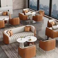 Canapé de hall d'hôtel moderne de luxe léger, chaise avec structure en bois massif et revêtement en cuir artisanal, personnalisable, 1 personne, pour réception professionnelle