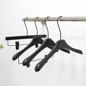 Cintre en plastique personnalisé rose avec revêtement en caoutchouc pour robe - Product Image 2