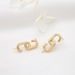 De diseño de moda 14K chapado en oro Irregular carta S Stud pendiente - Product Image 4