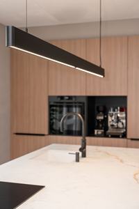 Cocina Moderna con Isla Blanca y Gabinetes de Madera, Diseño Artístico, Herrajes Negros, Estantes Abiertos - Product Image 5