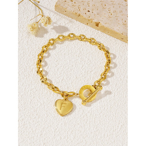 Pulseras de Acero Inoxidable Hongtong C1-178 con Baño de Oro de 18K, Cierres <span class=keywords><strong>OT</strong></span>, 26 Letras, Colgante de Corazón, Joyería de Moda - Product Image 3