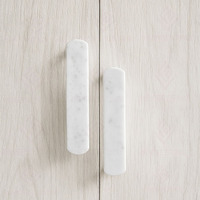 Poignée de meuble en marbre pour la décoration intérieure, design artisanal de luxe, poignée de porte en marbre blanc de Carrare italien