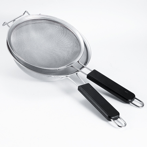 Passoire en maille d'acier inoxydable de haute qualité avec poignée en plastique noir pour tamiser la farine et égoutter les nouilles - Product Image 1