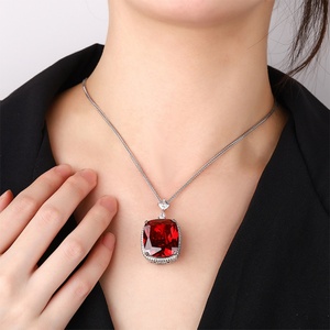 Collier pendentif en cuivre plaqué argent éco-responsable de qualité supérieure avec zircone cubique taille coussin 20*23mm et halo de diamants pour femmes - Product Image 6