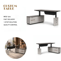 Bureau de direction avec gestion des câbles intégrée, rangement en tiroirs, plateau en grain de bois, panneau de modestie arrondi et hauteur réglable