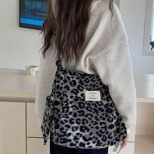 Sac bandoulière imprimé léopard pour femme, grande capacité, boucle magnétique, pour les trajets quotidiens, sac fourre-tout pour étudiants, motif gris - Product Image 4