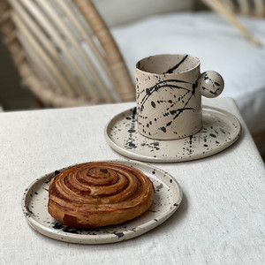 Venta al por mayor <span class=keywords><strong>de</strong></span> diseño <span class=keywords><strong>de</strong></span> mango <span class=keywords><strong>de</strong></span> bola redonda pintado a mano tinta <span class=keywords><strong>porcelana</strong></span> Latte taza antigua té café taza y platillo conjunto - Product Image 1