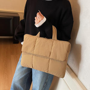 Sac à main pour <span class=keywords><strong>ordinateur</strong></span> portable en duvet matelassé léger de couleur unie personnalisé en usine de nouvelle conception pour femmes - Product Image 5