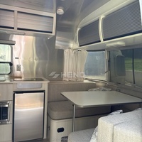 Caravane mobile entièrement équipée, style rétro, en aluminium argenté, pour la location en milieu hôtelier