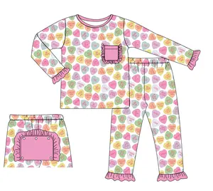 Imprimés personnalisés de la saint-valentin, vêtements pour bébé, vente en gros, pyjama à volants pour fille, barboteuse à fermeture éclair, 2023