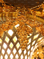 Lampe suspendue élégante et luxueuse avec 12 sculptures d'anges en laiton moulé à la cire perdue et abat-jour en verre céramique pour salon