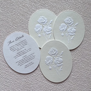 Invitación de Boda Personalizada con Impresión en Vainilla, Papel Newsprint, Impresión Tipográfica, Sello Dorado, Logotipo Personalizado, Tarjeta RSVP - Product Image 2
