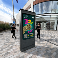 Affichage numérique extérieur double face Totem industriel de 65 pouces, haute luminosité 3500 nits pour les environnements urbains
