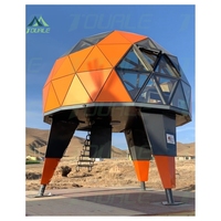 Maison préfabriquée à deux étages, maison mobile dans un complexe touristique, intérieur en bois de style capsule spatiale