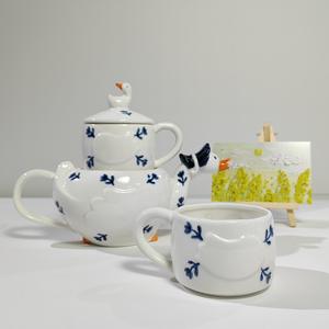 Juego de Tetera y Tazas de Cerámica con Diseño de Ganso de Dibujos Animados, 1 Tetera y 2 Tazas, Bonito Diseño Floral, Caja de Regalo para el Té de la Tarde en Casa - Product Image 5