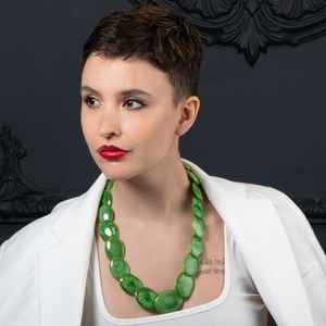 Collar de Resina Contemporáneo con Diseño Artístico Abstracto, Joyería Ligera con Colgante para Amantes de la Moda que Buscan un Estilo Atrevido - Product Image 3