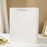 Sacs cadeaux classiques de luxe en papier kraft gaufré avec estampage à chaud doré et poignée en corde pour promotion, mariage, emballage de Noël