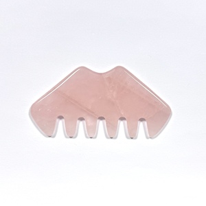 Peine de Masaje Gua Sha de Cristal Rosa Natural para el Cuidado de la Piel - Product Image 5